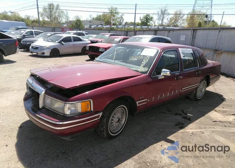 1993 Lincoln Town Car Executive z USA, uszkodzony, nr VIN 1LNLM81W7PY727890
